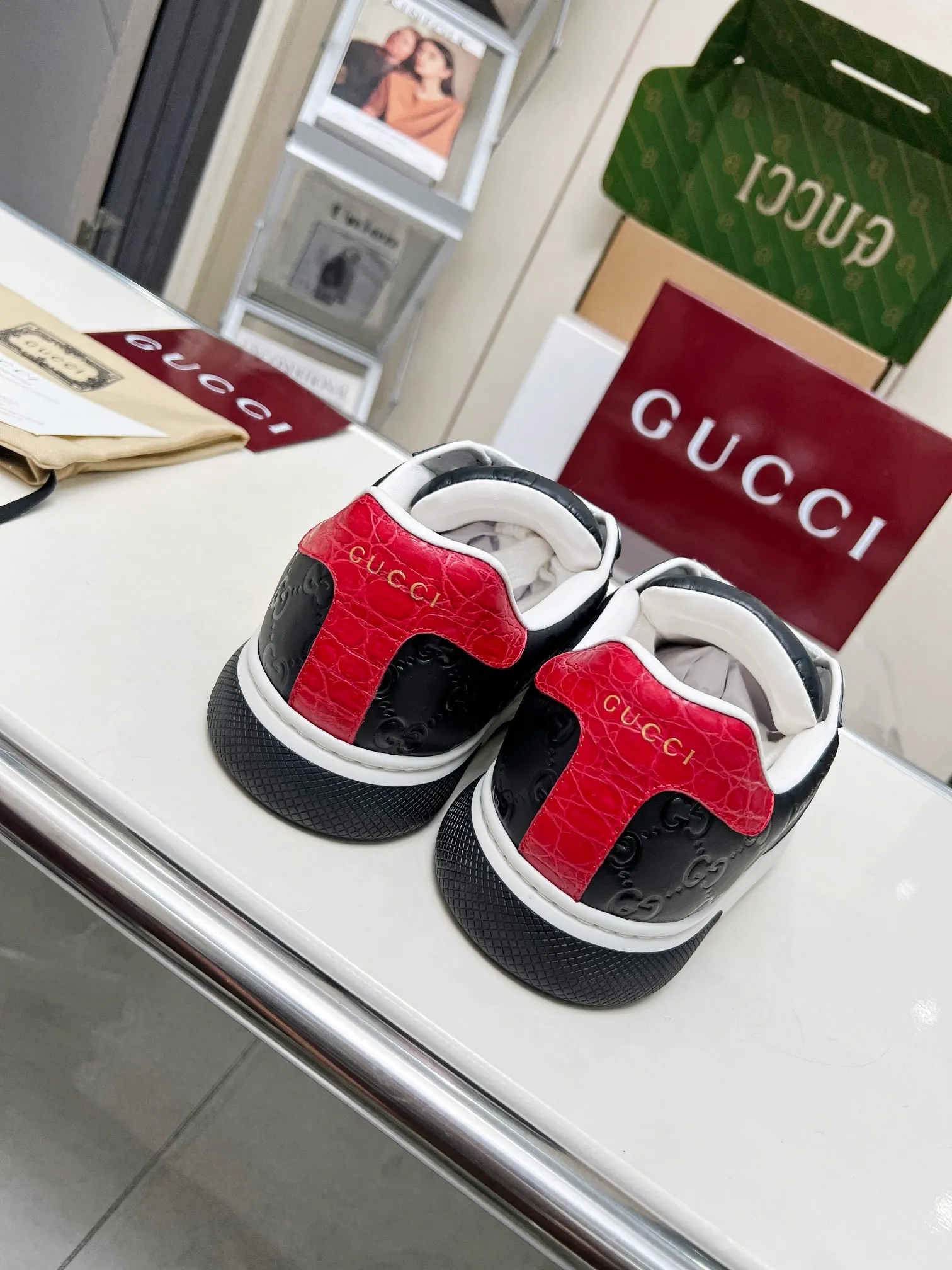 P660 embossed layout ❤️❤️❤️Gucci Gucci's latest Ace series casual sneakers for couples 🌸🌸🌸Original purchase, development and production. Since the advent of Gucci, the Ace series of sneakers has continued the brand narrative, and its ingenuity has made it the main product. The new series presents a distinctive low-top design with unique details to reinterpret the sneaker silhouette. The lace fixation is decorated with an "ACE" metal logo, and the thickened structure delicately creates a stiff shoe shape. 💖💖💖Gucci’s classic red and green striped webbing adds to the charm of the entire design. ☑️Fabric: Original imported first-layer cowhide ☑️Inner lining: Original customized soft cowhide ☑️Bottom thickness: 3CM ☑️Size: Female 35-40 Male 40-45